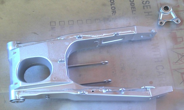 Schwinge und Bremsankrplatte hinten.