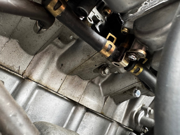 IMG_3329.jpeg (785.7 KiB) 104094 mal betrachtet In diesem Bild sieht man die Synchronisierungsöffnungen. Bei zyl. 2 steckt der Schlauch noch und bei Zyl. 4 hatte ich die Schlauchtülle bereits ersetzt durch eine Schraube.